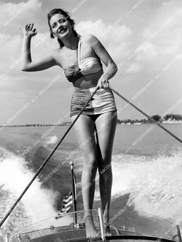 crp-13084 1948 news photo beautiful Betty Adolph waving from atop speed boat vintage pinup pose crp-13084