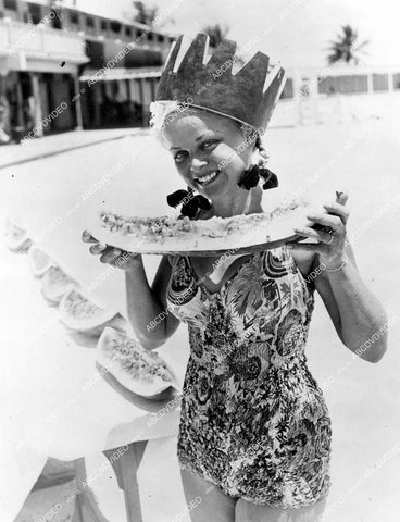 crp-13087 1944 news photo pretty Irmgard Dawson watermelon eating contest winner at 23 seconds crp-13087