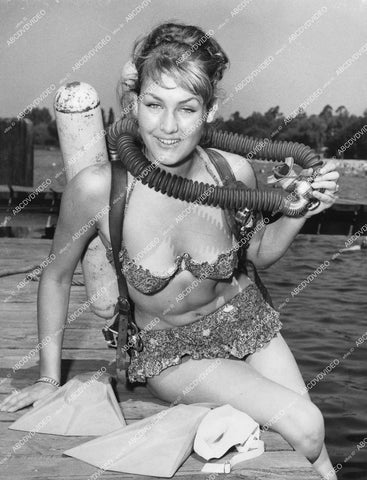 crp-13089 1957 news photo pretty West German model Gisela Eberle in scuba gear works designer Heinz Oestergaard fashion designer crp-13089