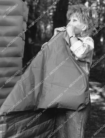 crp-01309 1989 Barbara Eden blowing up air mattress TVM Brand New Life The Magical World of Disney crp-01309