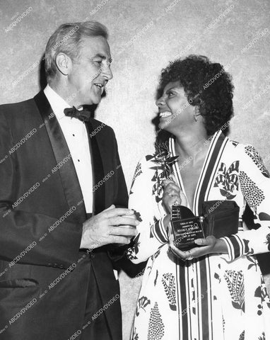 crp-13211 1980 James Stewart, Leslie Uggams w Torch of Hope (charity?) award statue for Beverly Garland crp-13211