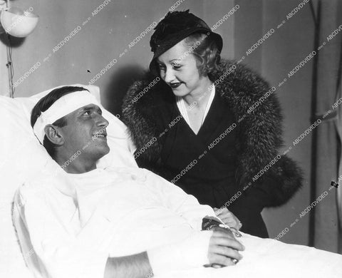 crp-13315 1932 candid Evalyn Knapp visits Donald Cook in hospital after auto accident crp-13315