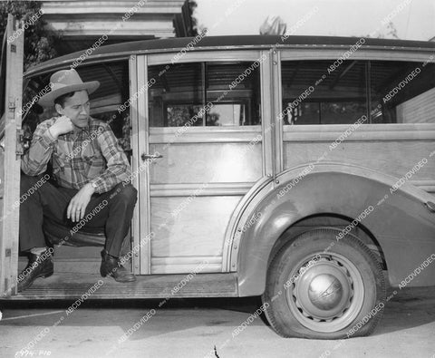 crp-13516 1946 candid Kirby Grant Woody station wagon has flat tire film The Spider Woman Strikes Back crp-13516