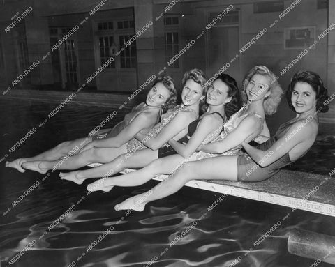 crp-13584 1943 news photo L.A. Athletic Club swimsuit babes Ginny Wenzlaff, Katie Manley, Lorraine Ogg, Corinne Smith, Wave Winter long legs bare feet on diving board crp-13584