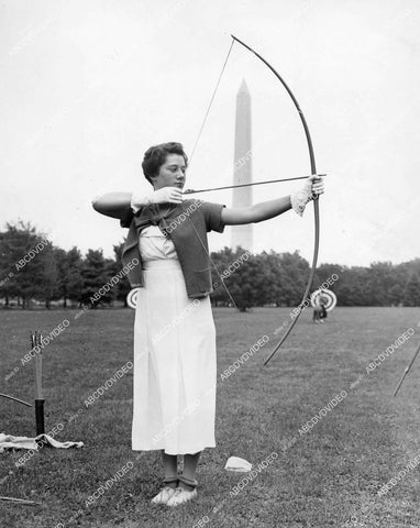 crp-13587 1934 news photo champion archer Frankie Harris at Washington D.C. Monument crp-13587
