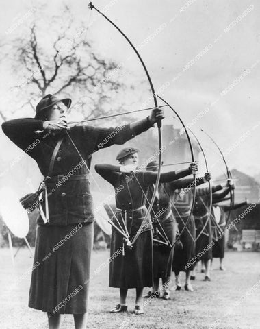 crp-13591 1938 news photo women archers compete in London Ladies' Day at The Royal Toxophilite Society crp-13591