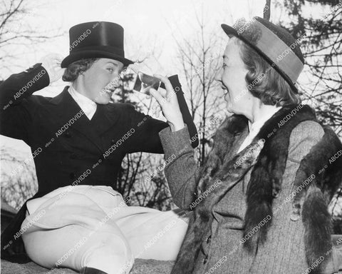 crp-13602 1952 news photo only woman member Olympic Equestrian Team Marjorie Haines & mom helps w makeup check crp-13602