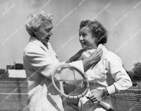 crp-13603 1950 news photo sports tennis Little Mo Maureen Connolly, Eleanor Teach Tennant on the court crp-13603