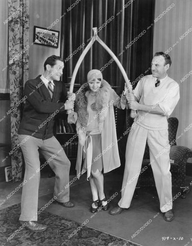 crp-13617 1929 Robert Montgomery, cutie Sally Starr & director Sam Wood play around w giant wishbone film So This Is College crp-13617
