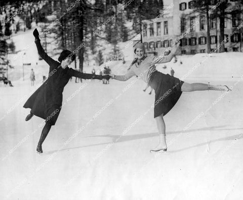 crp-13700 1930 news photo English society girls Daphne Watson & Rosamund Northwood ice skating at St Moritz crp-13700