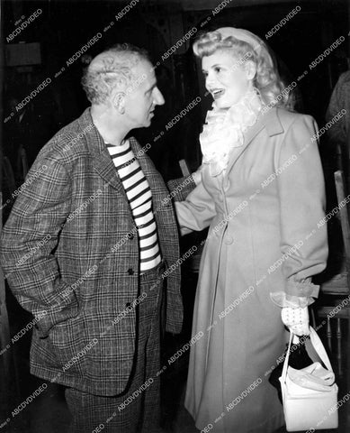 crp-13724 1945 candid Marie Wilson visits Jimmy Durante on set film Two Sisters from Boston crp-13724