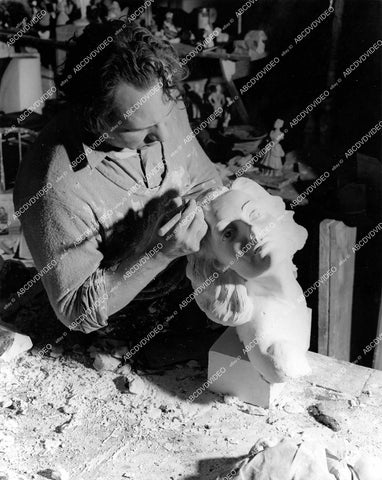 crp-13781 1941 Yugo-Slavian sculptor Yucca Sallamunich molds Joan Crawford's face MGM Studios film A Woman's Face crp-13781