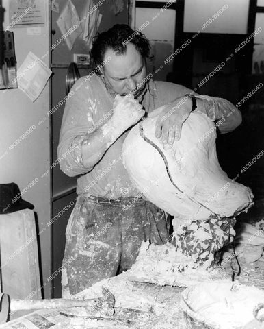 crp-13782 1941 Yugo-Slavian sculptor Yucca Sallamunich molds Joan Crawford's face MGM Studios film A Woman's Face crp-13782