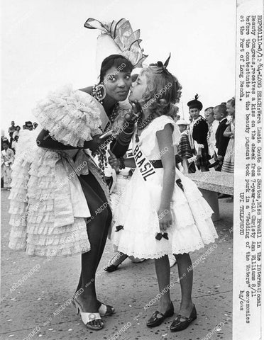 crp-13847 1964 news photo Miss Brazil Vera Lucia Couto dos Santos w cute Christy Ann Williams crp-13847