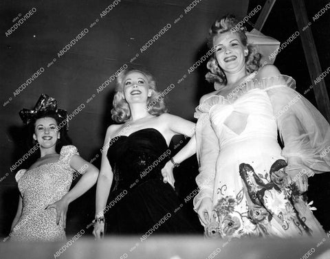 crp-13853 1941 news photo pretty chorus girl dancers Ruth Carpenter, Lynn Lawrence, Drucilla Strain visit Fort Meade crp-13853