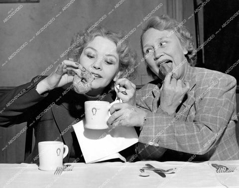 crp-14179 1930's cool Americana two ladies dunk their donuts in their coffee crp-14179