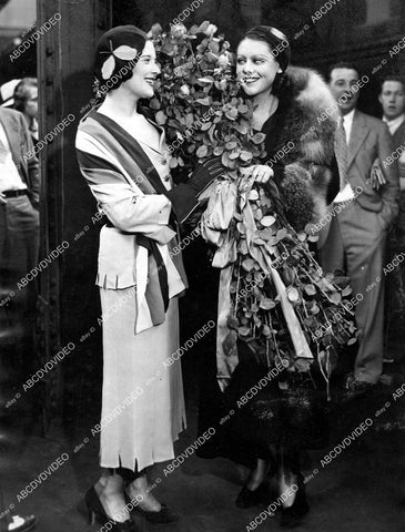 crp-14236 1931 news photo Mrs Rudy Vallee meets Mrs Paul Whiteman at Chicago train station crp-14236