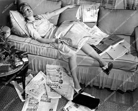crp-14242 1943 news photo Mrs Thomas Bauld looks through classifieds for NYC apartment she can't find crp-14242