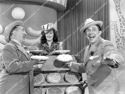 crp-14294 1945 pretty chorus girl dancer, Chic Johnson & Ole Olsen pie fight sequence film See My Lawyer crp-14294
