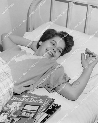 crp-00142 news photo 13 yo Diane Mercliniger rests in Los Angeles Children's Hospital crp-00142