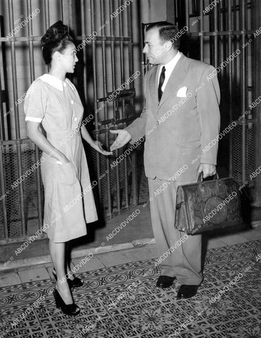 crp-14327 1948 news crime photo Havana Cuba - Chicago dancer Patricia Satira Schmidt kills playboy John Mee w defense attorney Dr Carlos Mencio Guanabacoa Prison crp-14327