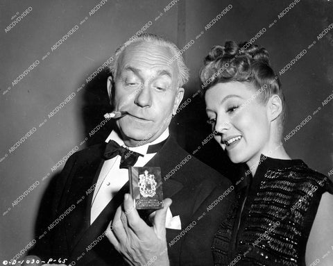 crp-14339 1946 candid William Demarest & Evelyn Keyes w meritorious service medal on set film The Jolson Story crp-14339