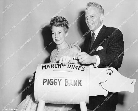 crp-14353 1946 Bill Goodwin, Evelyn Keyes donate March of Dimes piggy bank crp-14353