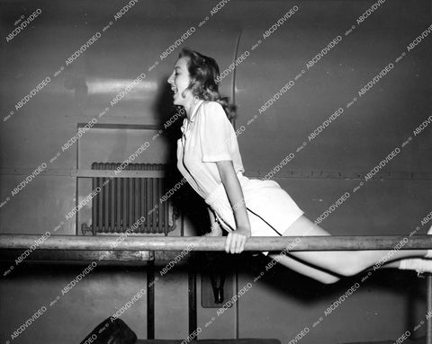 crp-14368 1943 athletic Evelyn Keyes does morning exercises on parallel bars crp-14368