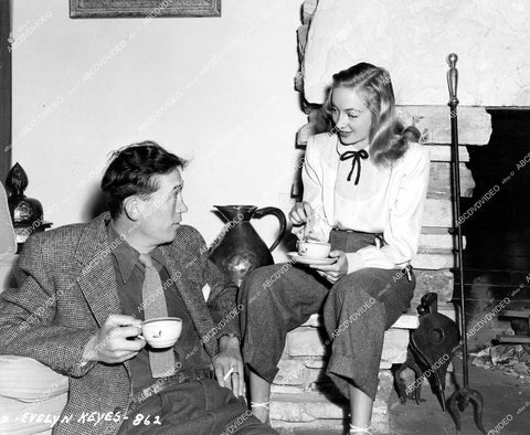 crp-14378 1940 director John Huston w wife Evelyn Keyes have coffee at home crp-14378