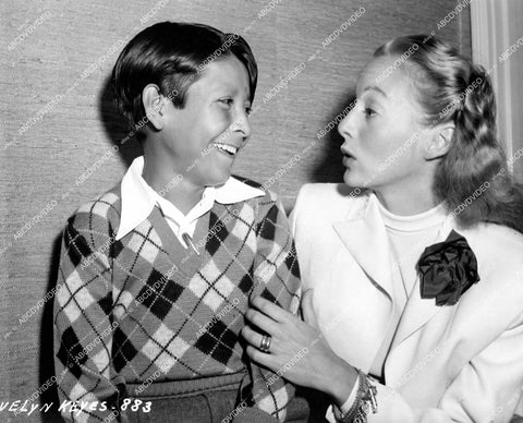 crp-14383 1948 Evelyn Keyes & Husband John Huston adopt Mexican orphan boy Pablo Albarran crp-14383