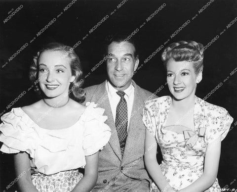 crp-14394 1946 candid Nina Foch visits Evelyn Keyes, Jackson Halliday on set film The Thrill of Brazil crp-14394
