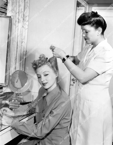 crp-14462 1943 news photo detailed directions from Evelyn Keyes & hairdresser for convertible automobile travel Hair-Do crp-14462