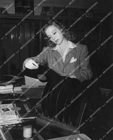 crp-14469 1942 Evelyn Keyes visits local record store to increase collection crp-14469