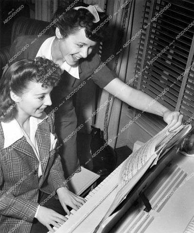 crp-14474 1943 Evelyn Keyes at the piano crp-14474