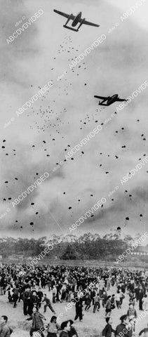 crp-00144 1951 news photo candy from the skies C-119 cargo planes drop candy at Tama Park Tokyo Air Show crp-00144