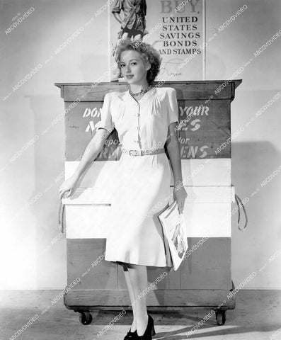 crp-14502 1943 lovely Evelyn Keyes does scrap paper/magazine WWII drive crp-14502