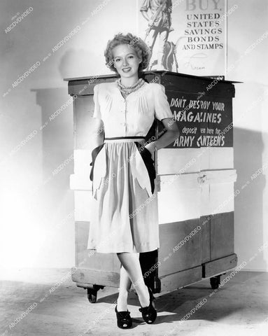 crp-14504 1943 lovely Evelyn Keyes does scrap paper/magazine WWII drive crp-14504
