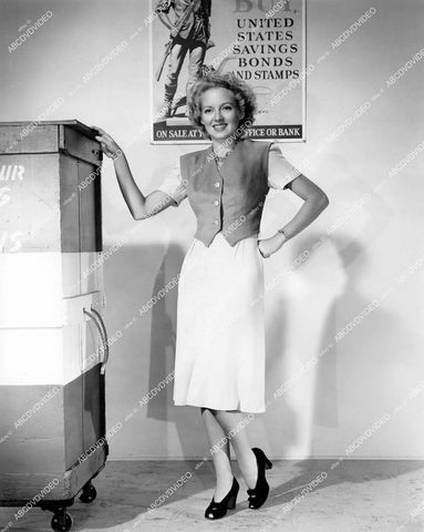 crp-14507 1943 lovely Evelyn Keyes does scrap paper/magazine WWII drive crp-14507