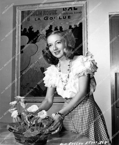 crp-14514 1948 lovely Evelyn Keyes prepares for a party at home crp-14514