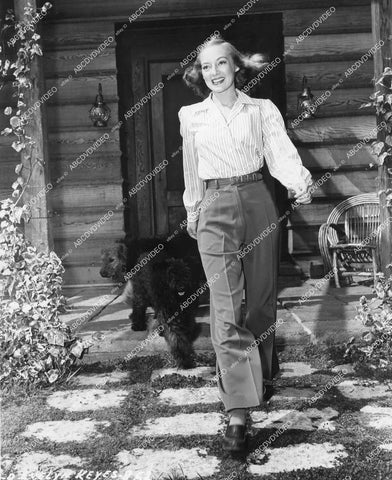 crp-14539 1947 Evelyn Keyes w the dogs in backyard at home crp-14539