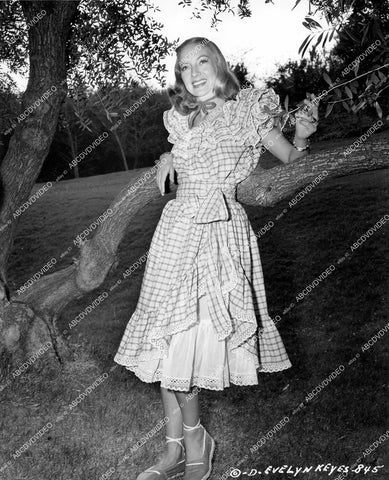 crp-14549 1947 beautiful Evelyn Keyes in backyard at home crp-14549