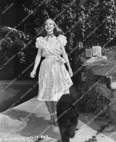 crp-14550 1947 beautiful Evelyn Keyes in backyard at home crp-14550