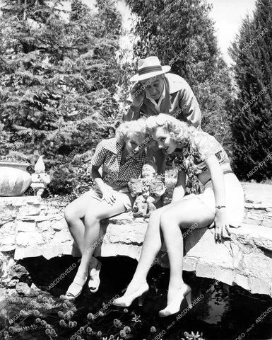 crp-14560 1943 beautiful Lynn Merrick & Evelyn Keyes w Hugh Herbert have summer fun crp-14560