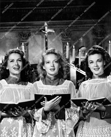 crp-14581 1943 Jinx Falkenburg, Evelyn Keyes, Marguerite Chapman sing Christmas Carols at local church crp-14581