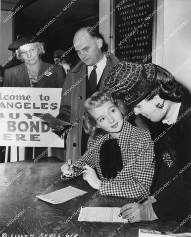 crp-14586 1943 Evelyn Keyes sells WWII Bonds at Union Station LA to Mrs Minnie Baker, M.K. Irvine & Mrs F.W. Sargent crp-14586