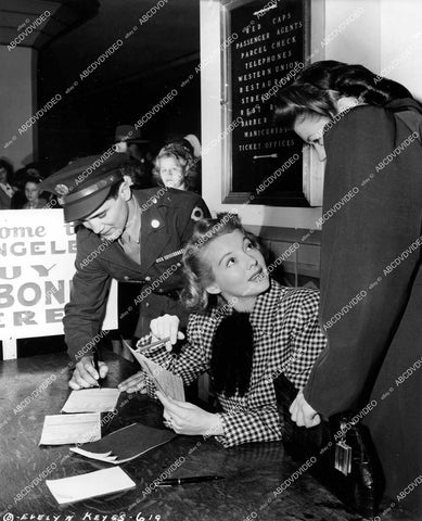 crp-14588 1943 Evelyn Keyes sells WWII Bonds at Union Station LA to PFC Tom Sardelli crp-14588