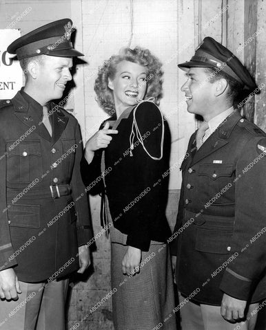 crp-14591 1943 Evelyn Keyes civilian ok-ed service decoration by brother Sam Keyes & Lt C Weinsaub & E Buckley Jr crp-14591