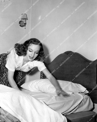 crp-14613 1942 Evelyn Keyes making her bed at her apartment crp-14613