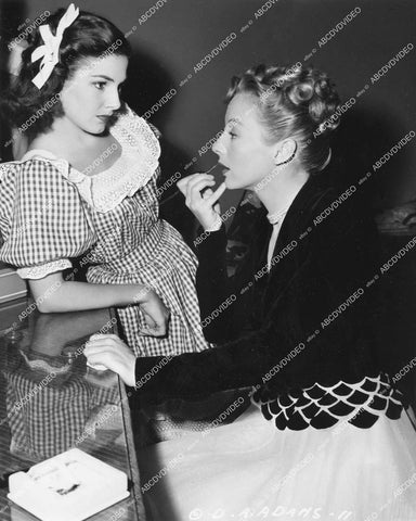 crp-14618 1947 candid new star Abigail Adams gets tips from Evelyn Keyes crp-14618