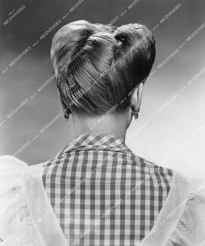 crp-15106 1944 Janet Blair shows off new hairdo crp-15106